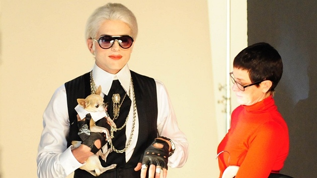 Ashton Kutcher jako Karl Lagerfeld