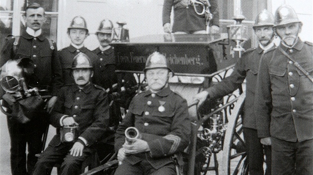 Foto libereckch hasi z roku 1912. V
pozad elita mezi hasii - lezec.