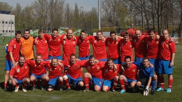 TÝMOVÉ FOTO. eská novináská reprezentace pózuje ped zaátkem mistrovství