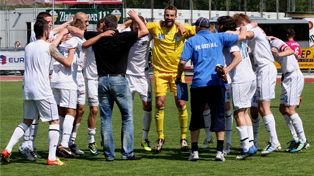 ÚSTECKÁ RADOST. Fotbalisté Ústí nad Labem se radují z výhry.