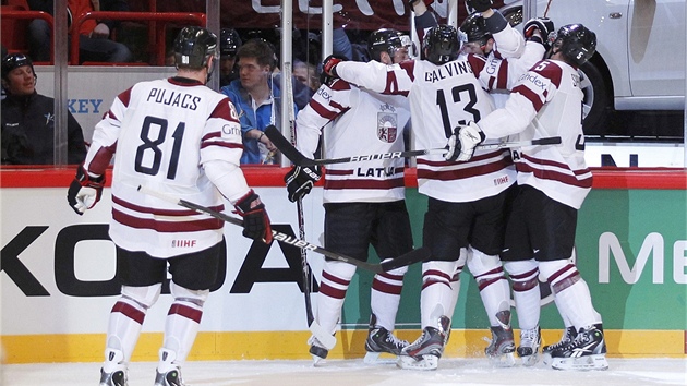 LOTYKÁ RADOST. Hokejisté Lotyska se radují z gólu, který dali Rusku