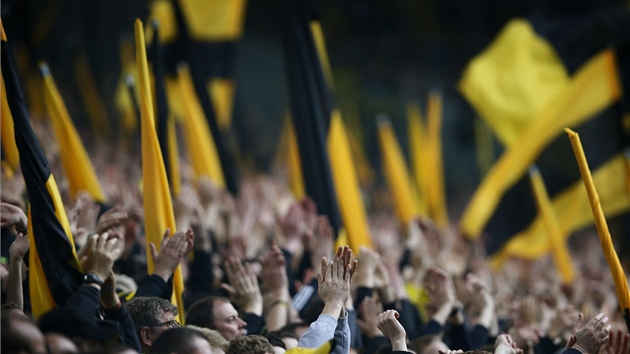ODDANÁ PODPORA. Fanouci Borussie Dortmund podporují svj oblíbený tým.
