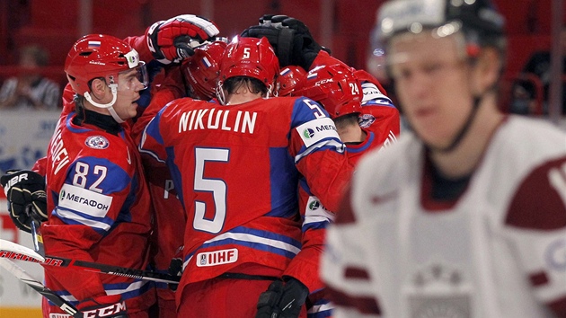 RUSKÁ RADOST, LOTYSKÝ SMUTEK. Zatímco rutí hokejisté oslavují vstelený gól,