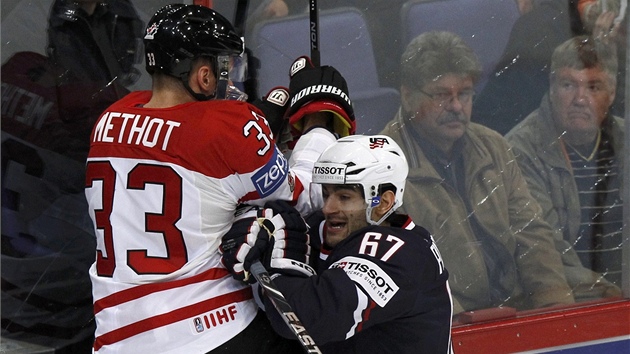 SOUBOJ U MANTINELU. Marc Methot z Kanady (v bílém) a Max Pacioretty z USA