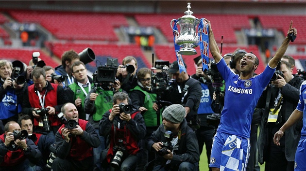 RADOST PED FOTOGRAFY. Obránce Ashley Cole z Chelsea slaví triumf v FA Cupu.