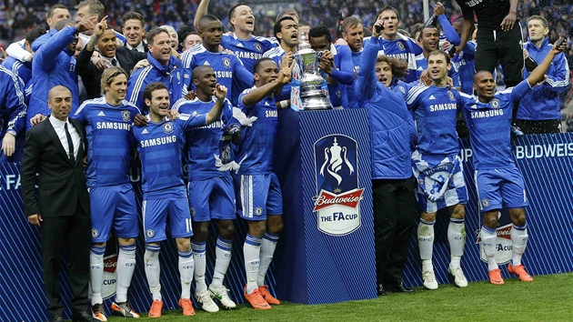 AMPIONI. Fotbalisté Chelsea pózují s trofejí pro vítze FA Cupu.