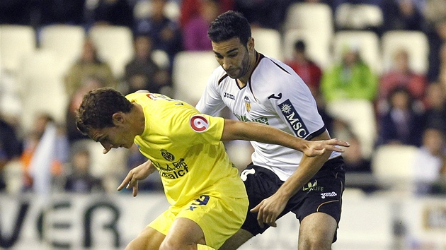 SOUBOJ. Marco Ruben z Villarrealu (ve lutém) a Adil Rami z Valencie bojují o