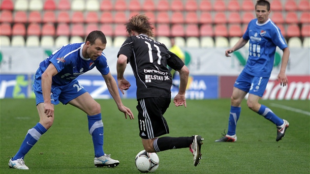 PR�NIK OBRANOU. P�íbramský úto�ník Martin �lapák se sna�í projít ostravskou