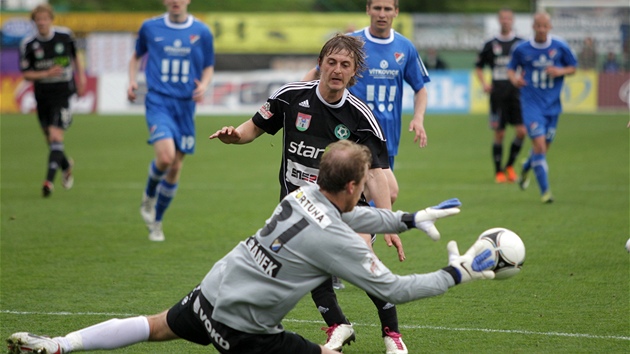 GÓLMAN V AKCI. Ostravský branká Vít Baránek chytá stelu.