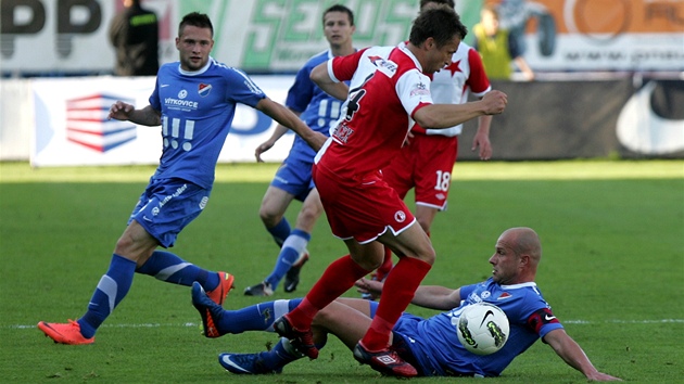 SKLUZ. Ostravský kapitán Martin Luke� (v modrém) p�edvedl proti slávistovi