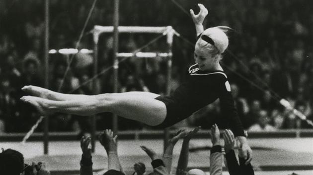 Z filmu V�ra 68 o �eskoslovenské gymnastce V��e �áslavské.