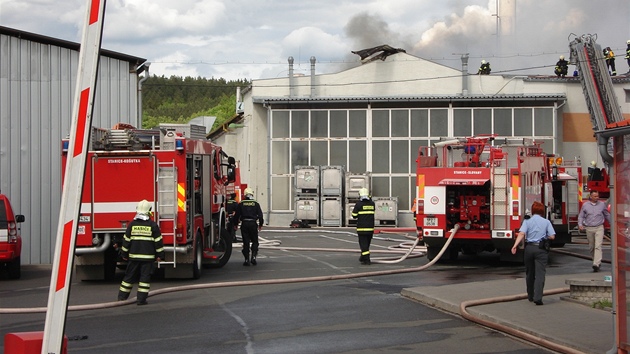 Por ve firm v Plzni-Radicch likvidovalo 15 jednotek hasi. 