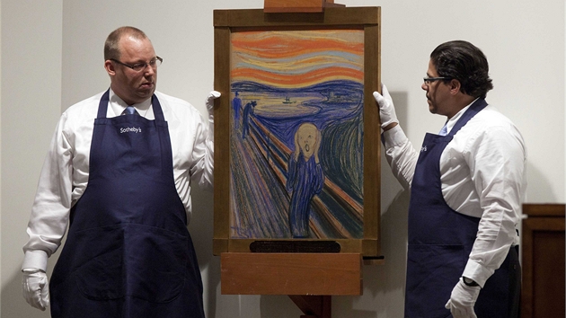Zaměstnanci dražební síně drží Munchův obraz Křik, který se prodal za více než dvě miliardy korun.