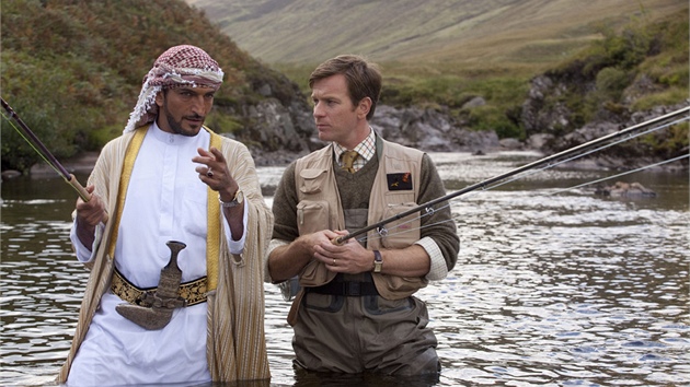 Ewan McGregor a Amr Waked ve filmu Lov losos v Jemenu (2011)