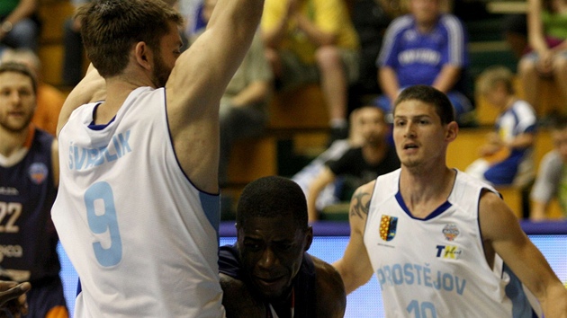 D��ínský basketbalista Anthony Burke proniká prost�jovskou obranou.