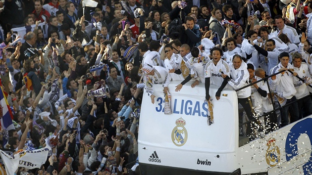 Fotbalisté Realu Madrid pijeli mezi 25 000 slavících fanouk v oteveném