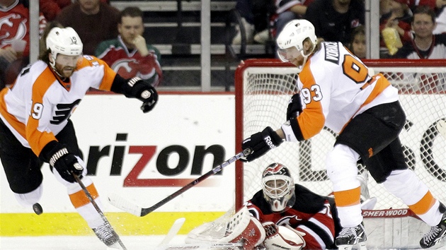 Úto�ník Jakub Vorá�ek z Philadelphie (vpravo) a jeho spoluhrá� Scott Hartnell