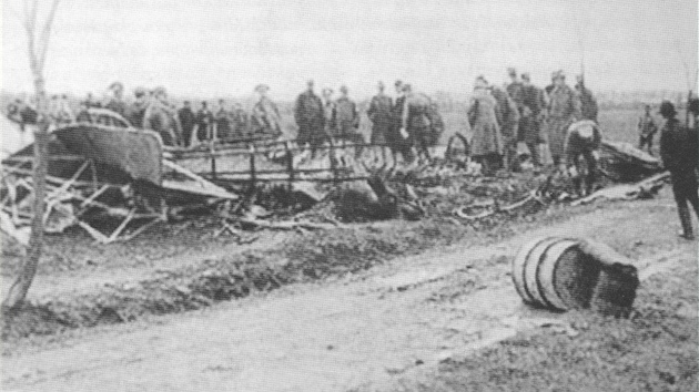 Trosky letounu Ca.33, v n�m� zahynul M. R. �tefánik