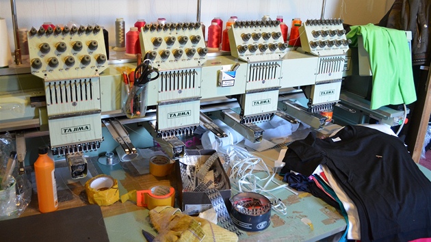 Celníci odhalili na Chebsku obí výrobnu padlk textilu. (3. 5. 2012)