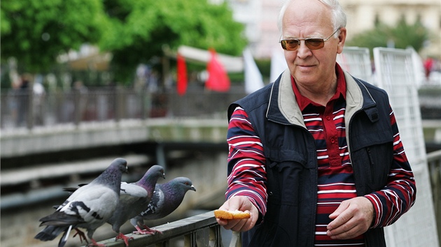 Zahjen lzesk sezony v Karlovch Varech. Turista krm holuby na Mlnskm nbe.