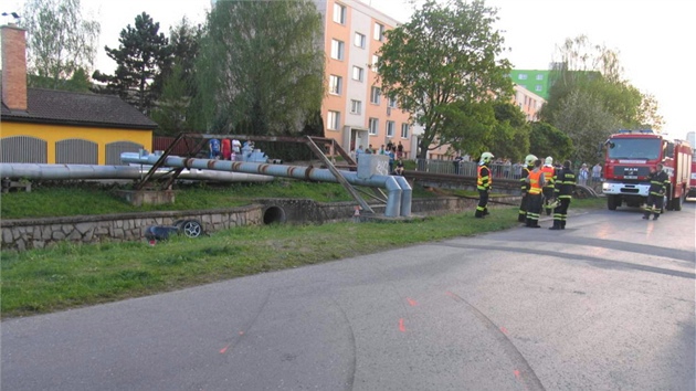 Siln opil idi dostal smyk, kter nezvldl. Auto pot skonilo pevrcen v koryt potoku.