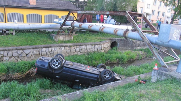 Siln opil idi dostal smyk, kter nezvldl. Auto pot skonilo pevrcen v koryt potoka.