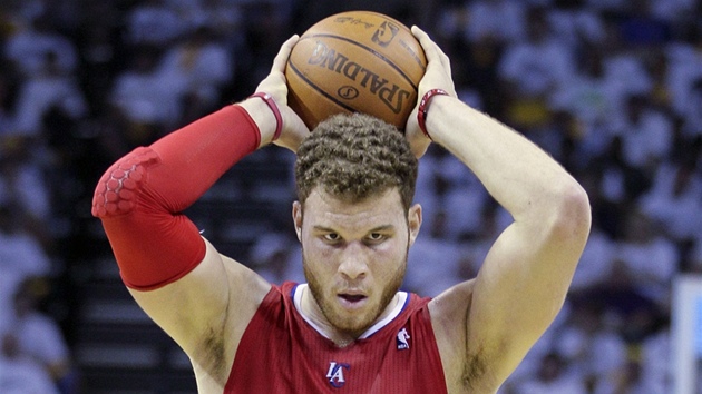 Blake Griffin z Los Angeles Clippers hledá cestu ke svým spoluhrám.