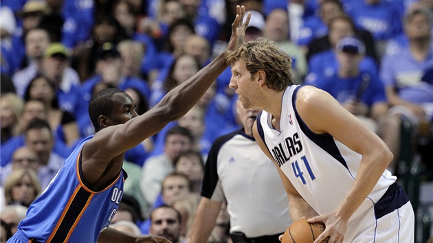 Dirk Nowitzki z Dallasu hledá zpsob, jak pelstít Serge Ibaku z Oklahoma City.