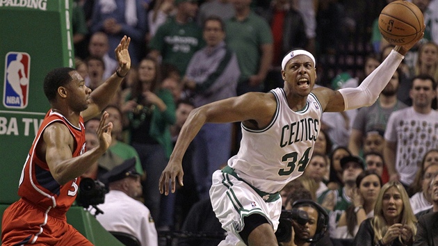 Paul Pierce z Bostonu se vydává do útoku kolem Willieho Greena z Atlanty.