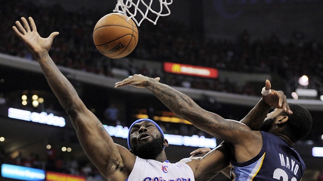 Reggie Evans (vlevo) z LA Clippers a O. J. Mayo z Memphisu si nic nedarují.