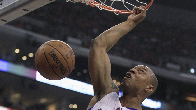 Caron Butler z Los Angeles Clippers smeuje do koe Memphisu Grizzlies.