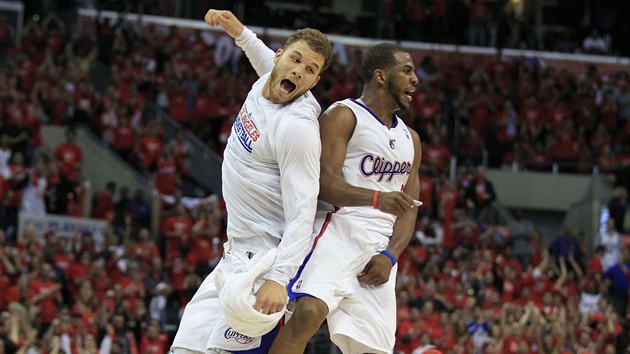 Blake Griffin (vlevo) a Chris Paul slaví výhru Los Angeles Clippers.