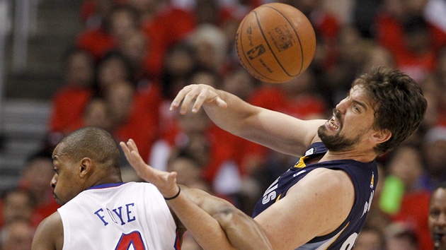 Marc Gasol (vpravo) z Memphisu bojuje o mí s Randym Foyem z LA Clippers.