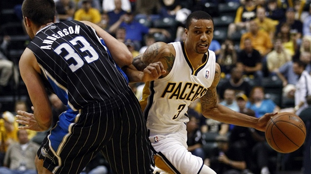 George Hill z Indiany uniká kolem Ryana Andersona z Orlanda.