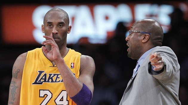 Kobe Bryant z LA Lakers poslouchá pokyny od trenéra Mika Browna.