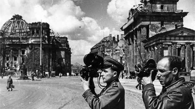 Sovttí kameramani dokumentují ruiny v centru Berlína v lét 1945. Ilustraní