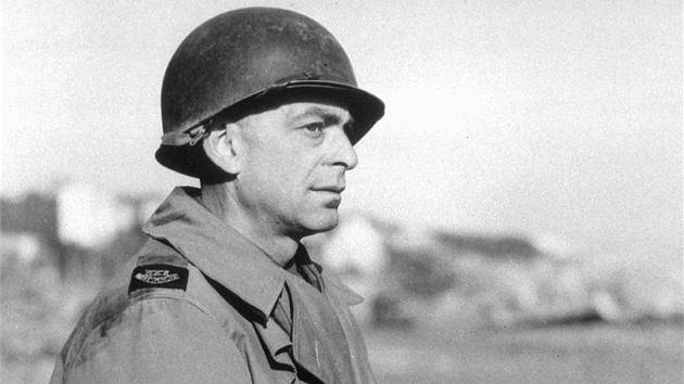 Americký vále�ný reportér Edward Kennedy na italském p�edmostí Anzio (1. b�ezna