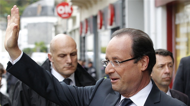 Socialista François Hollande zdraví píznivce ve "svém" mst Tulle, kde práv