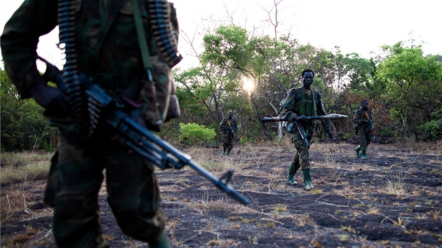 Vojáci pátrají v d�unglích St�edoafrické republiky po neustále prchajícím