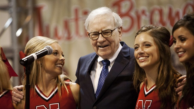 Warren Buffett zpívá s roztleskávačkami University of Nebraska na valné hromadě akcionářů Berkshire Hathaway (5. května 2012)
