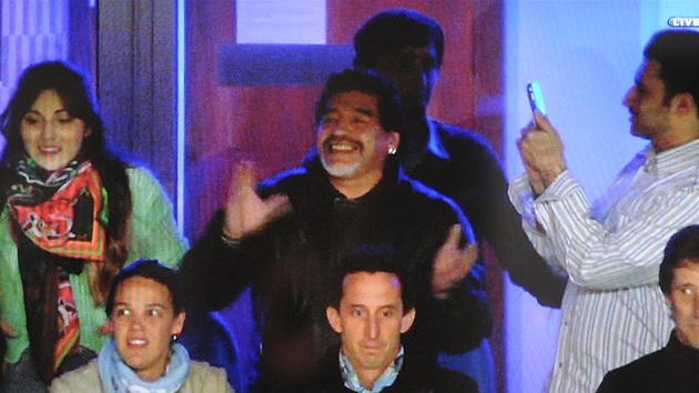 LEGENDA V OCHOZECH. Manchesteru City fandil tak legendrn argentinsk fotbalista Diego Maradona. Jeho ze Sergio Agero je toti jednou z opor "Citizens".