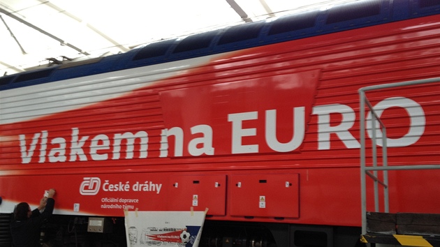 Speciální lokomotiva na fotbalové Euro 2012 se ve stedu zastavila v Pardubicích.