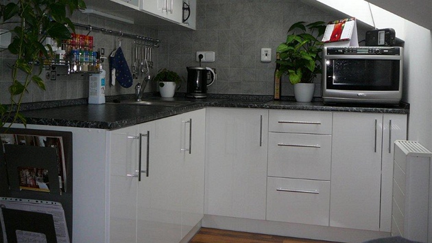 Nová kuchyská linka je od truhláe z Trutnova. Majitelce naprosto vyhovuje. 