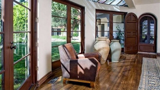 Sídlo obklopuje rozlehlá zahrada. 