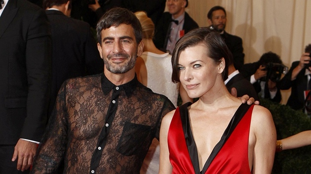 Návrhá Marc Jacobs a Milla Jovovichová (Met Gala, New York, 7. kvtna 2012)