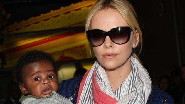 Charlize Theronov a jej adoptivn syn Jackson (8. kvtna 2012)