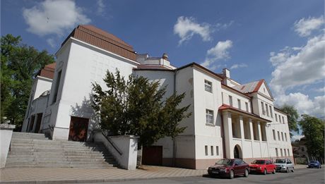 Divadlo je dlem stavitele Emila Hrabte a architekta Jaroslava Rsslera.
