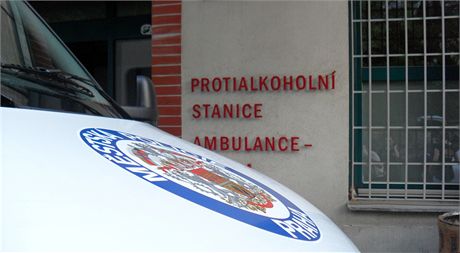 Policisté z Beneova musí opilce vozit na záchytku do Kolína nebo Píbrami. (Ilustraní snímek)