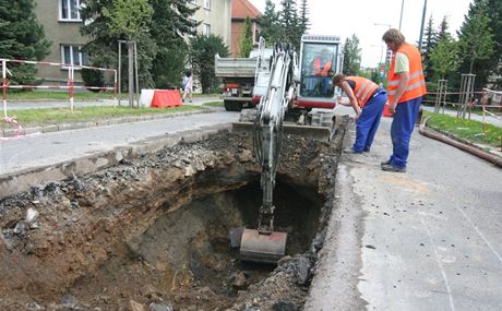 V jihlavské Hamerníkov ulici se propadla ást vozovky.