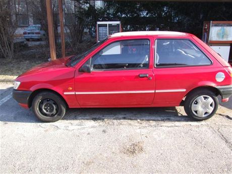 Ford Fiesta, který policie zabavila mui z Hradce Králové, který jezdil bez